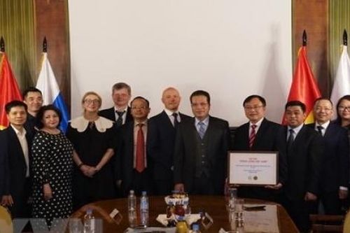 Người Việt tại Nga gửi tặng lô thuốc đặc trị Covid-19 cho quê hương