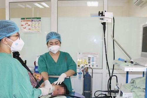 Nôn ra máu, tụt huyết áp do dùng thuốc giảm đau xương khớp