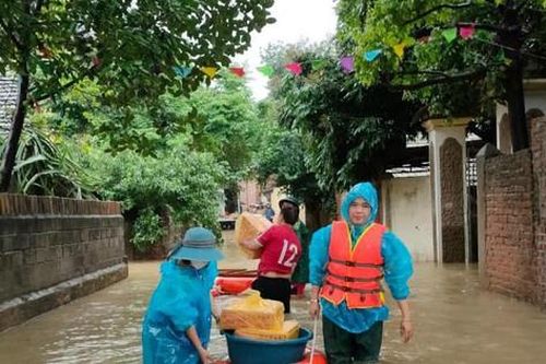 Ấm lòng hình ảnh thanh niên tích cực chung tay khắc phục hậu quả mưa lũ