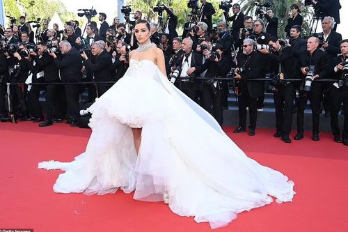 Hoa hậu bị yêu cầu mặc thêm áo khi lên máy bay tỏa sáng ở Cannes ngày 9