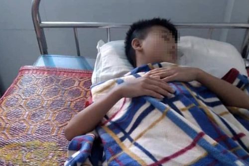 Nam sinh lớp 6 bị bạn đè ra đánh trên sân thể dục