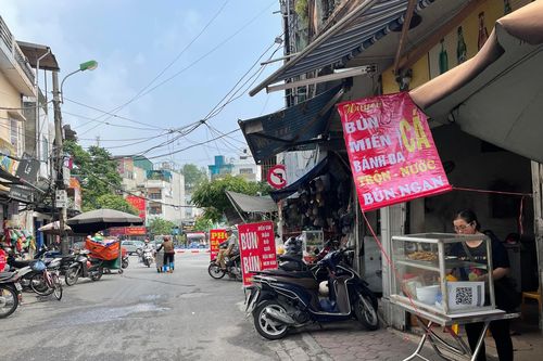 Hà Nội: Quán ăn, hàng hóa đồng loạt tăng giá vì xăng lập đỉnh