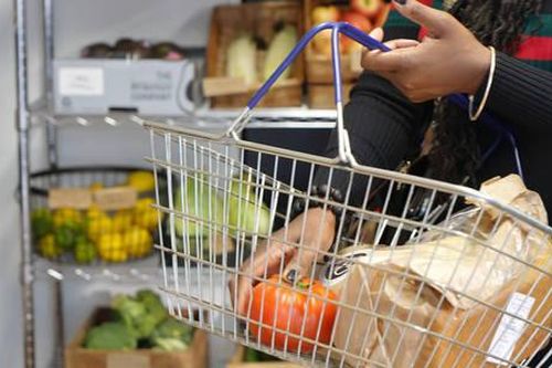 Nhiều thành phố của Pháp phát phiếu thực phẩm cho người dân