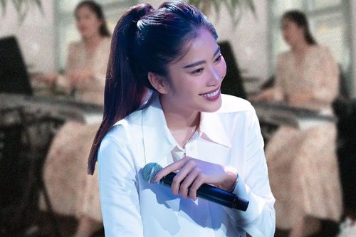 Xôn xao khoảnh khắc Nam Em tập đánh piano cho show diễn mới, nhưng cách đánh nó lạ lắm!
