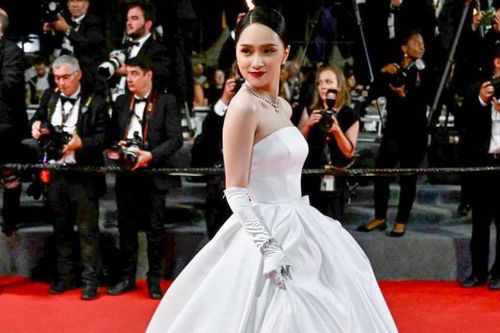 Hương Giang chỉ có vỏn vẹn vài tấm ảnh đi thảm đỏ Cannes, hoang mang vì ê-kíp không được vào trong
