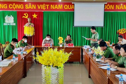 10 cán bộ Công an An Giang hỗ trợ công an xã, thị trấn của huyện Phú Tân