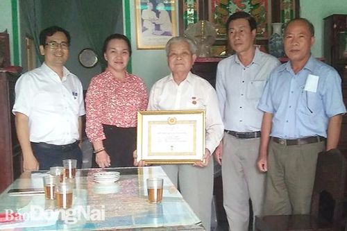 Trao Huy hiệu 55, 60 năm tuổi Đảng cho 2 đảng viên tại H.Long Thành