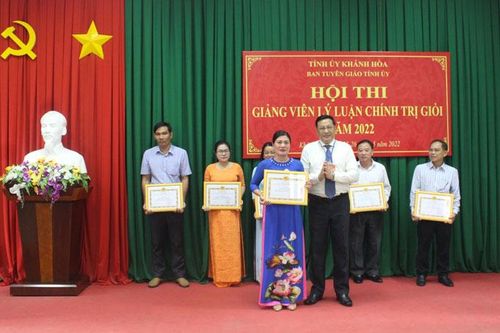 Giảng viên Đỗ Thị Hương - Trung tâm Chính trị huyện Diên Khánh đạt giải nhất