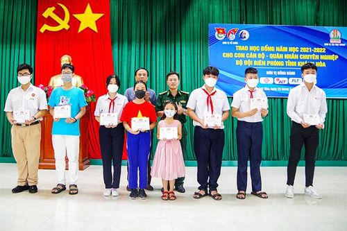 Trao học bổng cho con của quân nhân Bộ đội Biên phòng tỉnh Khánh Hòa