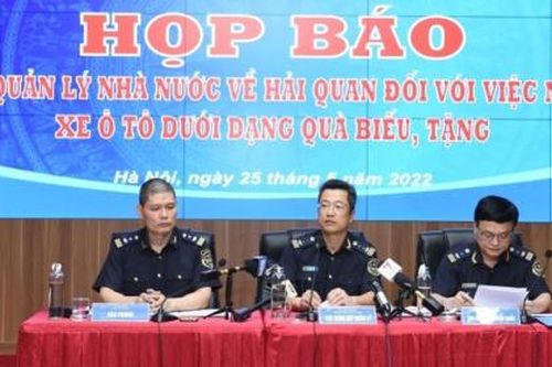 Xe ôtô nhập khẩu dưới dạng quà biếu, tặng phải nộp thêm thuế thu nhập bất thường
