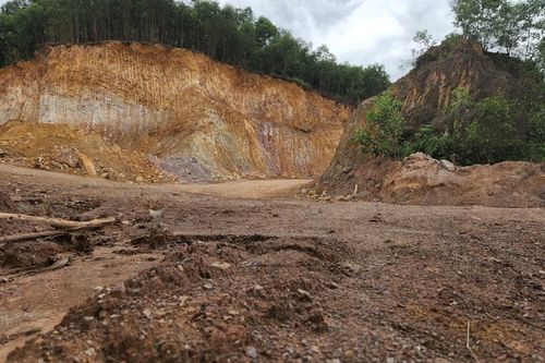 Khai thác đất trái phép gần trụ sở UBND xã