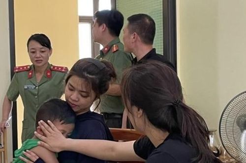 Công an huyện Mộc Châu tìm thấy người thân cho cháu bé đi lạc