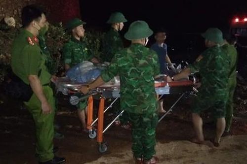 3 người giúp dân dọn dẹp sau mưa lũ bị tường đổ đè tử vong