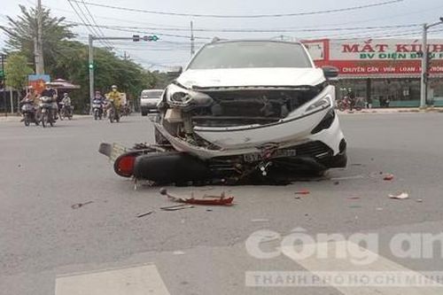 Xe máy va chạm ôtô, 1 người bay lên cao lộn nhiều vòng rơi xuống tử vong