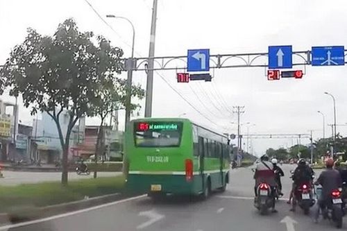 Xử phạt lái xe buýt ở TP.HCM phóng như bay vượt đèn đỏ