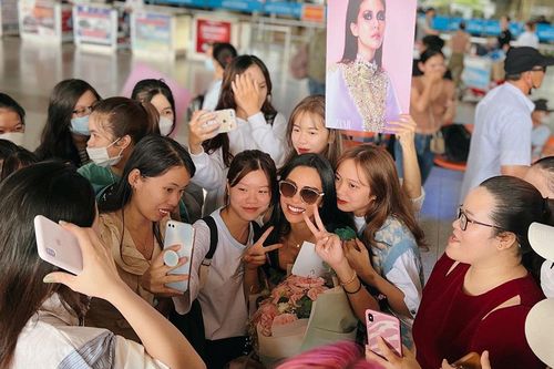 Hoa hậu Trái đất 2015 được fan chào đón khi tới Việt Nam