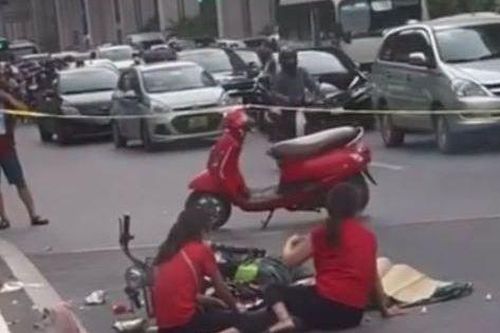 Bé 2 tuổi tử vong thương tâm dưới bánh xe khách