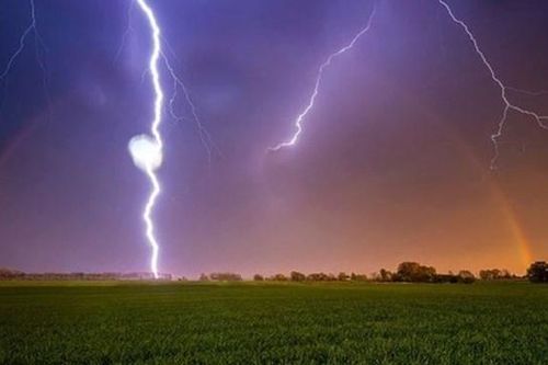 Một phụ nữ bị sét đánh tử vong khi đang làm đồng