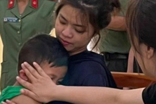 Phút đoàn tụ nghẹn ngào cháu bé đi lạc ở Mộc Châu