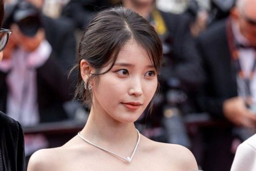 IU bị ngôi sao người Pháp xô đẩy ở Cannes