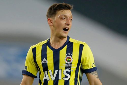 Ozil muốn chơi bóng ở Indonesia