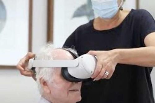 Tai nghe thực tế ảo hỗ trợ người cao tuổi