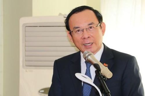 Bí thư Thành ủy TPHCM Nguyễn Văn Nên thăm cán bộ, nhân viên Đại sứ quán Việt Nam tại Lào