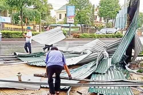 Mưa dông, lốc xoáy ở Thừa Thiên - Huế khiến cây cối ngã đổ, hàng chục căn nhà tốc mái