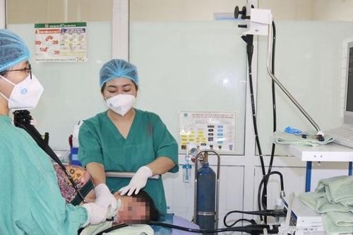 Nôn ra máu do tự ý uống thuốc giảm đau