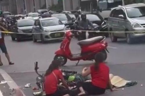 Cháu bé 3 tuổi tử vong dưới gầm xe khách trên đường Hà Nội