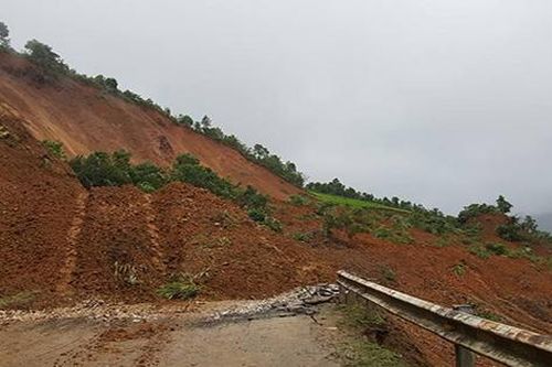 Sạt lở đất tại Mường Chà (Điện Biên) khiến 1 người chết, nhà cửa bị vùi lấp