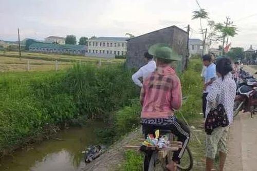 Phát hiện người đàn ông tử vong dưới mương nước