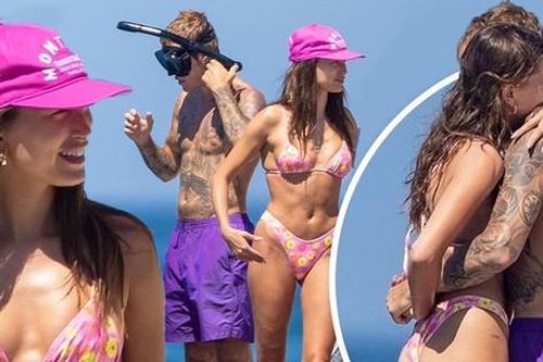 Hailey Biebers thả dáng sexy với bikini bé xíu, ôm ấp ông xã Justin trên du thuyền