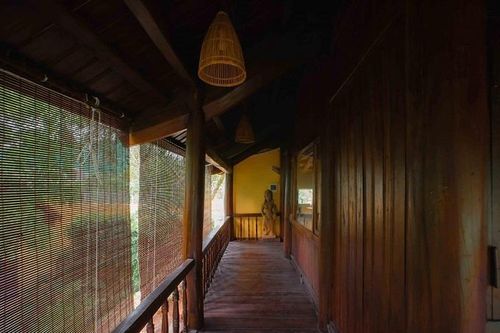 Nhà sàn 150m2 ở Hòa Bình có hiên rộng hóng gió, bồn tắm bằng đá nguyên khối
