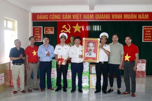 Đoàn công tác Ban Tuyên giáo Trung ương thăm, tặng quà quân dân đảo Trường Sa