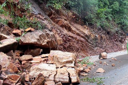 Khẩn trương khắc phục sạt lở núi đá tại huyện Định Hóa, Thái Nguyên