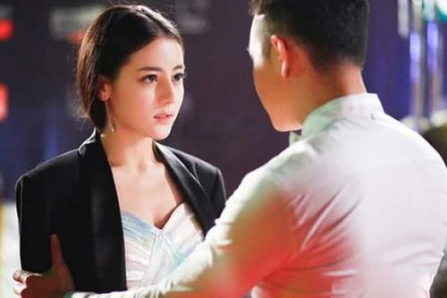Lăn lộn 'có sỏi trong đầu', giám đốc không ngờ có ngày thân bại danh liệt vì nữ thư ký trẻ