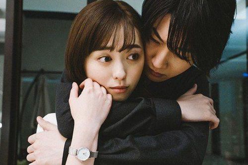 Chồng ngoại tình bỏ vợ, từ tòa án đi ra, anh trai chồng ôm chầm nói câu sững sờ