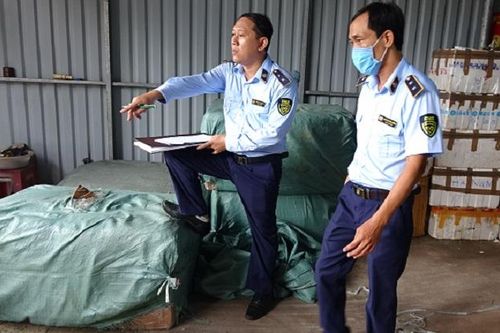Long An: Phát hiện 6 xe ô tô tải chở hơn 57 tấn hàng gia dụng, đường cát nghi nhập lậu