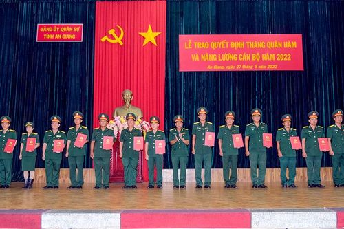 Ban Thường vụ Đảng ủy Quân sự tỉnh An Giang công bố quyết định thăng quân hàm và nâng lương cán bộ năm 2022