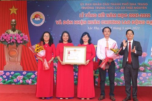Trường THCS Thái Nguyên đón nhận Huân chương Lao động hạng Nhất