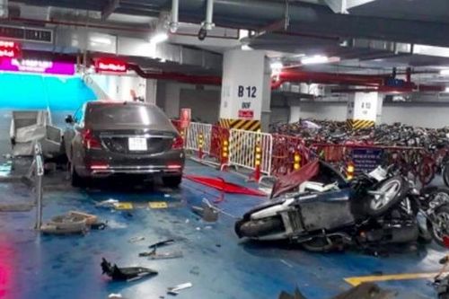 Mercedes S560 Maybach tông hàng loạt xe máy trong hầm chung cư 6th Element