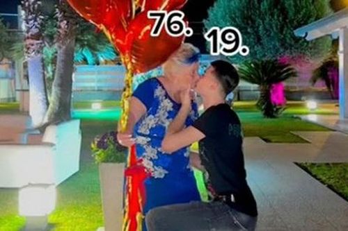 Chàng trai 19 tuổi cầu hôn bạn gái 76 tuổi, dân mạng xôn xao: 'Đủ tuổi để thành bà nội'