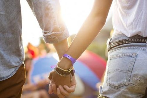 Vợ ngoại tình ngay cả khi đang đi chơi với chồng
