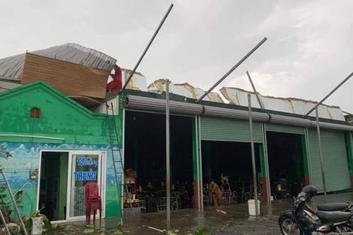 Mưa dông kèm theo lốc xoáy làm nhiều nhà dân bị tốc mái