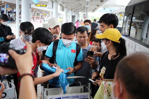 Quang Hải, Hoàng Đức... được fan nữ 'bủa vây' khi đến TP.HCM
