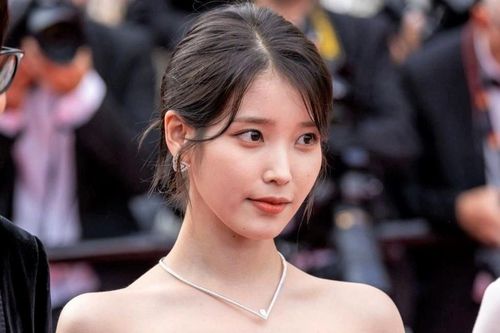 IU bị xô đẩy và những tranh cãi xung quanh Liên hoan phim Cannes