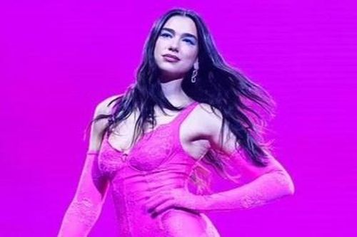 Dua Lipa gặp sự cố trên sân khấu