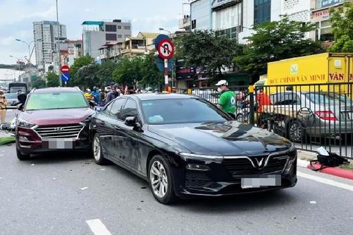 Tông vào 2 ôtô vừa va chạm, tài xế xe máy tử vong