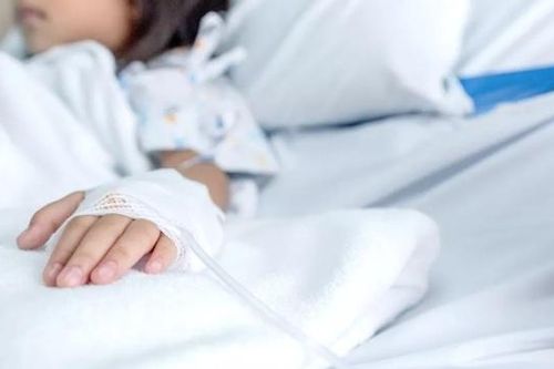 Trẻ mắc sốt xuất huyết hạ sốt vẫn có thể diễn biến nặng